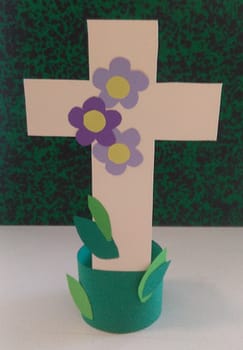 Croix en papiers de couleurs